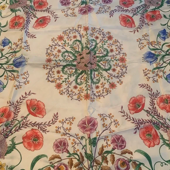 Vintage GUCCI Iconic "Flora" Silk Scarf with Green Border - Picture 10 of 11